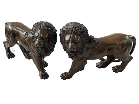 Pair bronze standing lions, 31cm across.