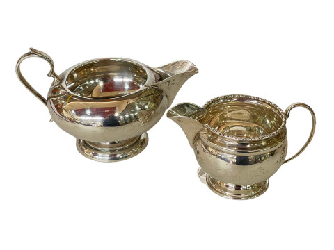 Two silver cream jugs, Birmingham 1923 and 1946 (2).