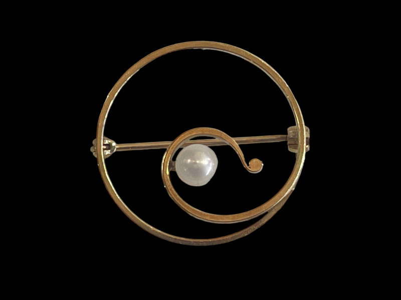 9 carat gold brooch with pearl.