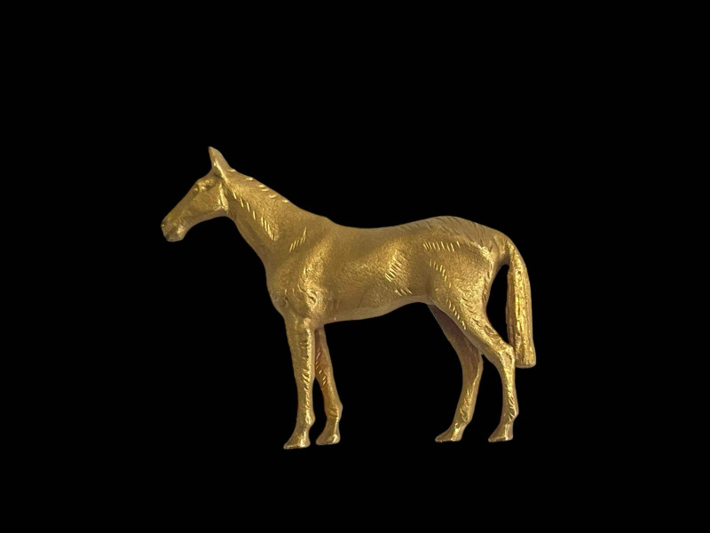 9 carat gold horse brooch, 3.2cm across.