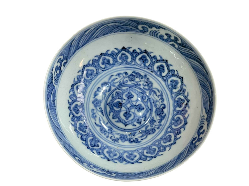Chinese Qing Dynasty blue and white bowl with geometric decoration, 13cm.