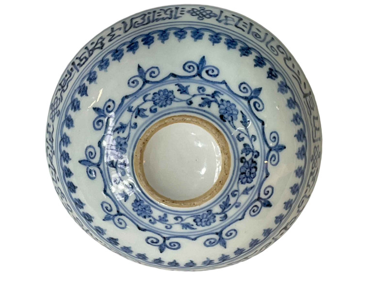 Chinese Qing Dynasty blue and white bowl with geometric decoration, 13cm.