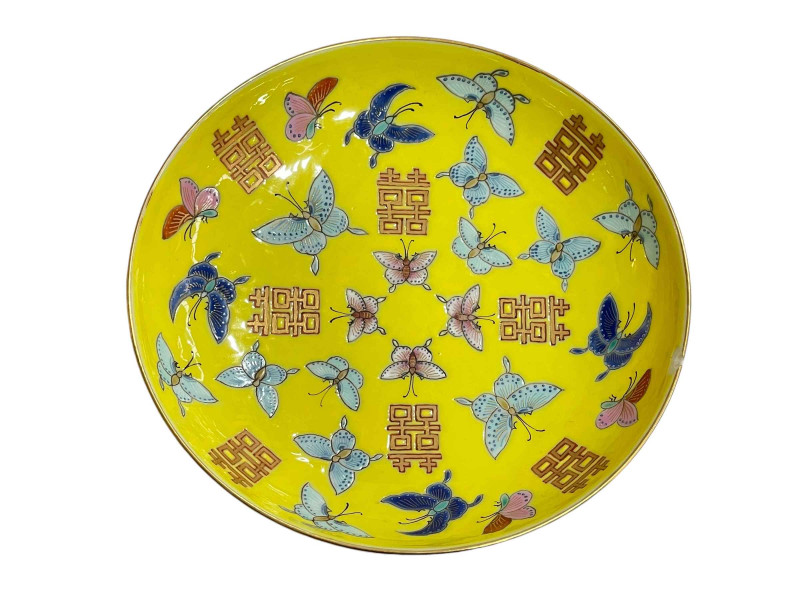 Chinese Qing Dynasty famille rose saucer dish decorated with insects four character Tongzhi mark, 14cm.