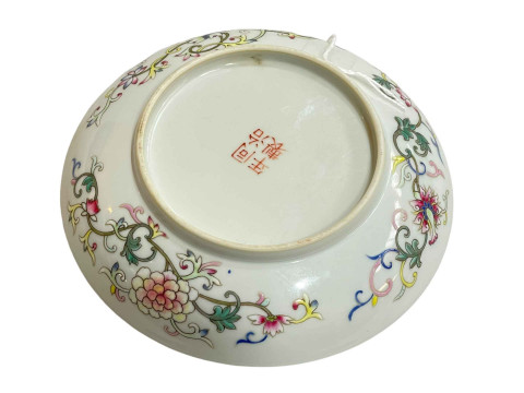 Chinese Qing Dynasty famille rose saucer dish decorated with insects four character Tongzhi mark, 14cm. thumbnail