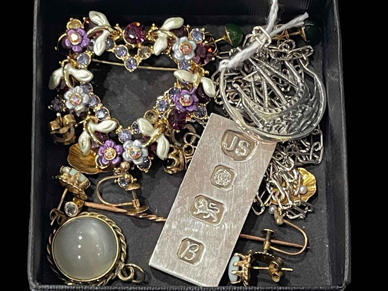 Box of assorted jewellery including silver ingot and chain, brooches, earrings, etc.