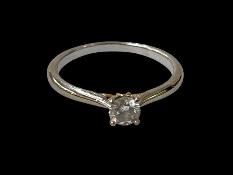 Solitaire diamond 18 carat white gold ring, size M.