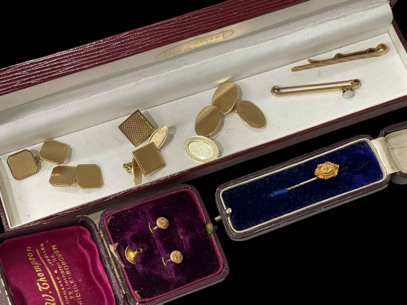 Collection of 9 carat gold cufflinks, tie pins, studs, etc.