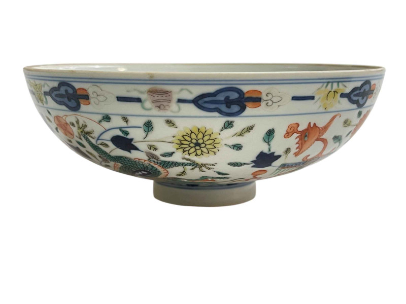 Chinese circular footed bowl decorated with dragons, six character mark to base, 18.5cm.
