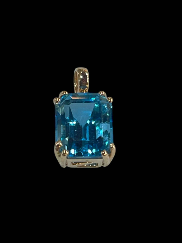 9 carat gold blue topaz pendant, topaz 6.75 carats.