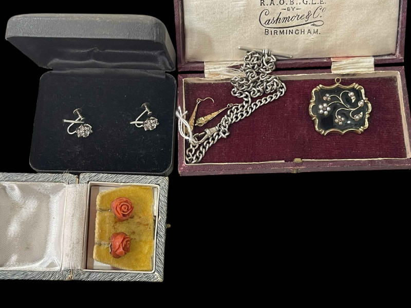 Small collection of jewellery including silver albert.