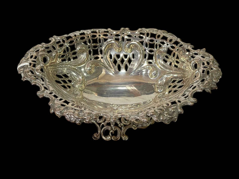 Late Victorian silver bon bon dish with pierced and scroll decoration, London 1893.