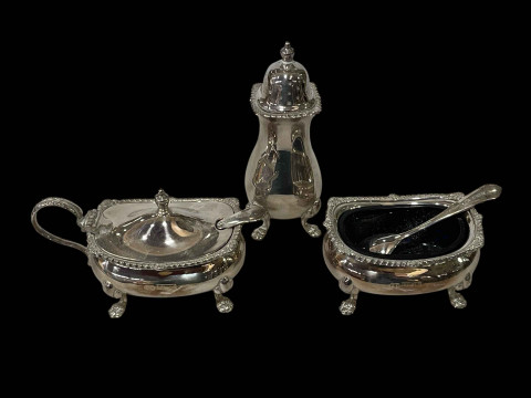 Three piece silver cruet set, Birmingham 1967.