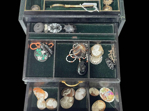 Vintage jewellery box and jewellery including brooches, cameos, etc.