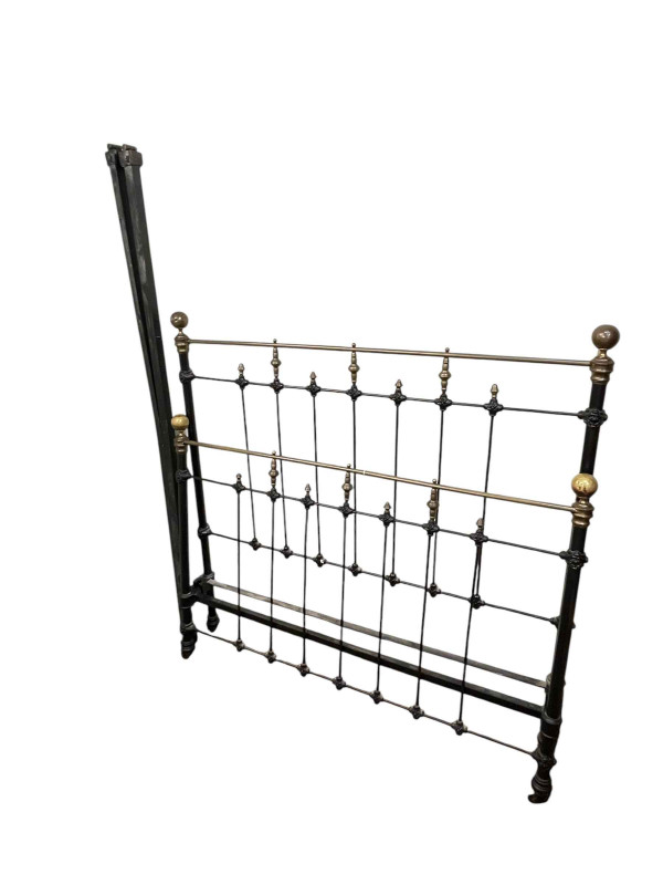 Victorian black and brass double bedstead, and two vintage Singer hand sewing machines.