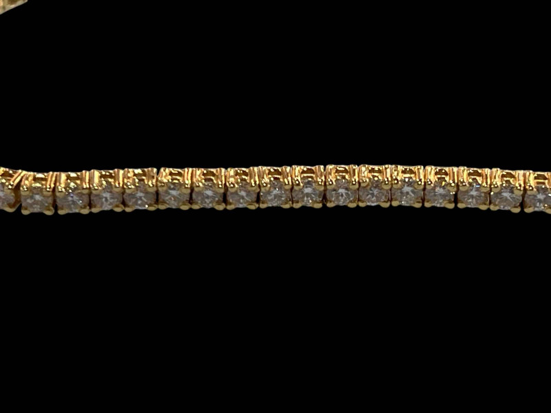 18 carat yellow gold and diamond tennis bracelet with a diamond content of 3 carats.