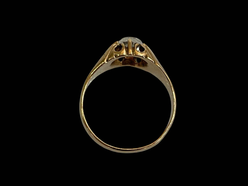 Gents 9 carat gold single stone ring.