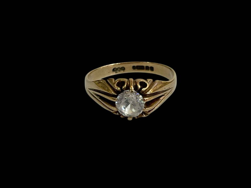 Gents 9 carat gold single stone ring.