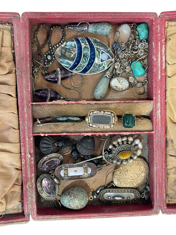Small collection of jewellery including mourning ring and earrings.