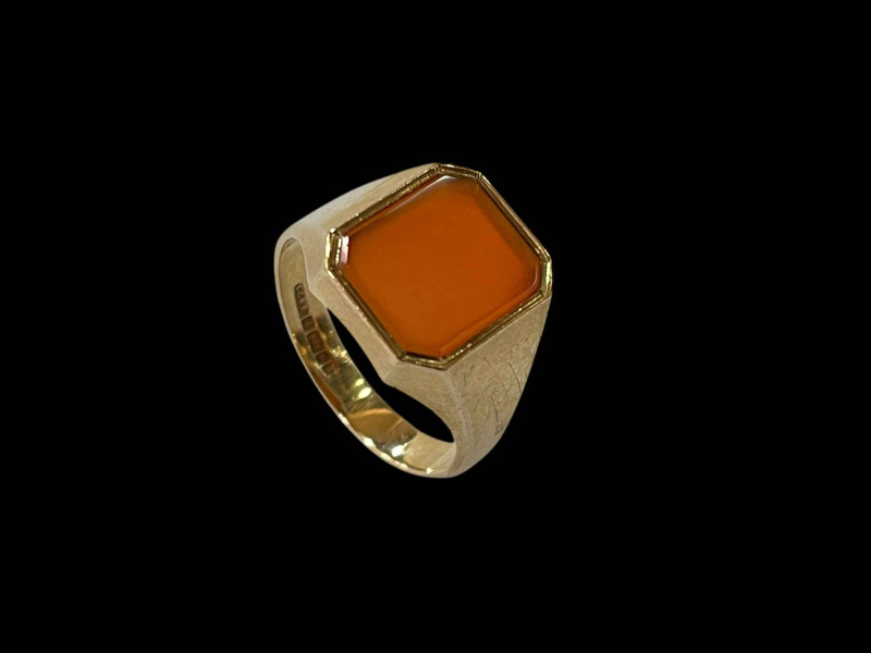 9 carat gold signet hardstone ring.