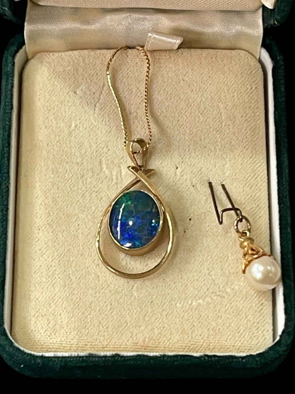 Opal 9 carat gold pendant and chain, and 9 carat gold pearl pendant (2).