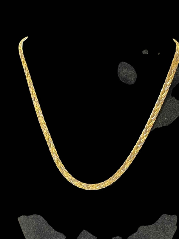 9 carat gold two colour necklace.