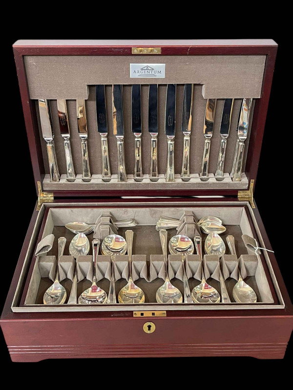 Canteen of silver cutlery, eight place setting, Argentum, Sheffield 1989.