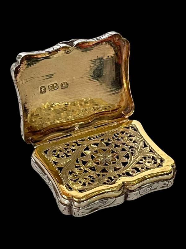 Early Victorian silver vinaigrette by Edward Smith, Birmingham 1842, 4.5cm across.