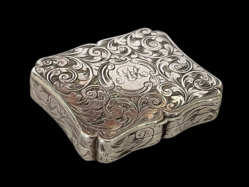 Early Victorian silver vinaigrette by Edward Smith, Birmingham 1842, 4.5cm across.
