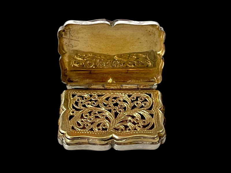 Early Victorian silver vinaigrette by Nathaniel Mills, Birmingham 1841, 3.25cm across.