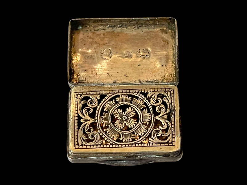 Georgian silver vinaigrette, Birmingham 1797, 2cm across.
