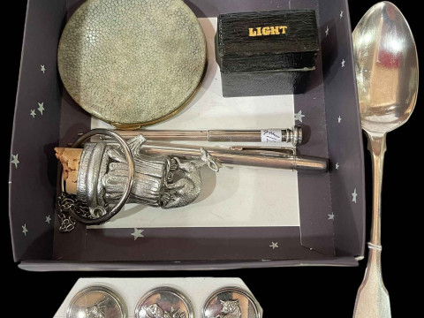 Collection of pieces including livery buttons, Irish silver spoon 1811,...