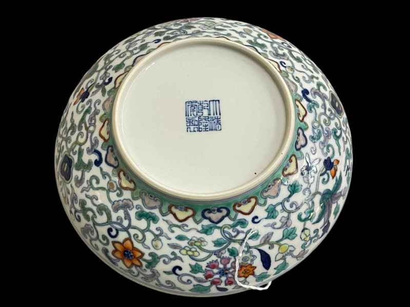 Chinese shallow dish with bouquet decoration, blue seal mark, 20cm diameter.