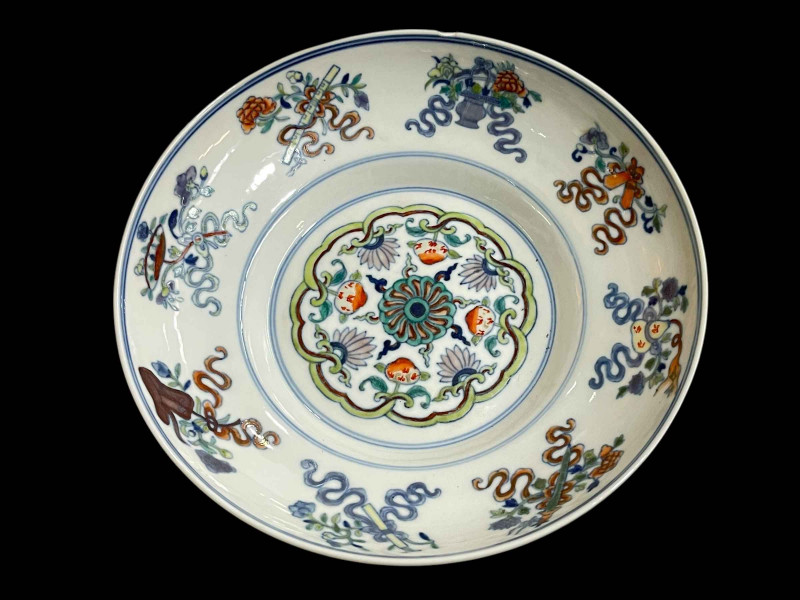 Chinese shallow dish with bouquet decoration, blue seal mark, 20cm diameter.