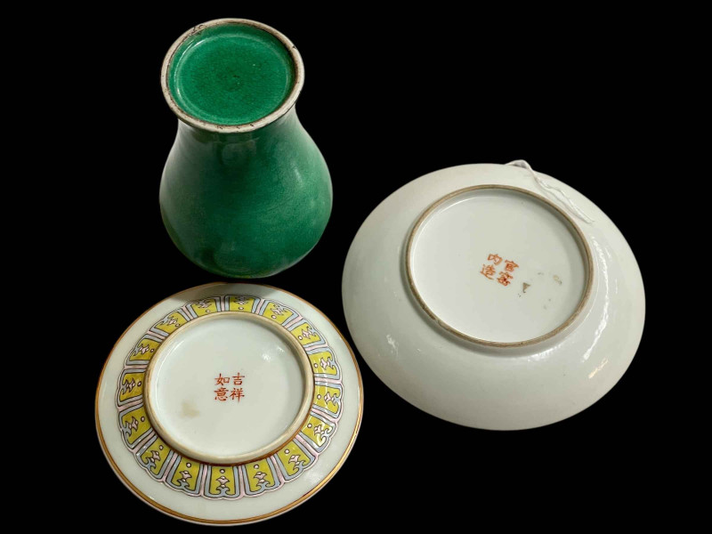 Chinese green glazed baluster vase, 12.5cm, and two small plates (3).