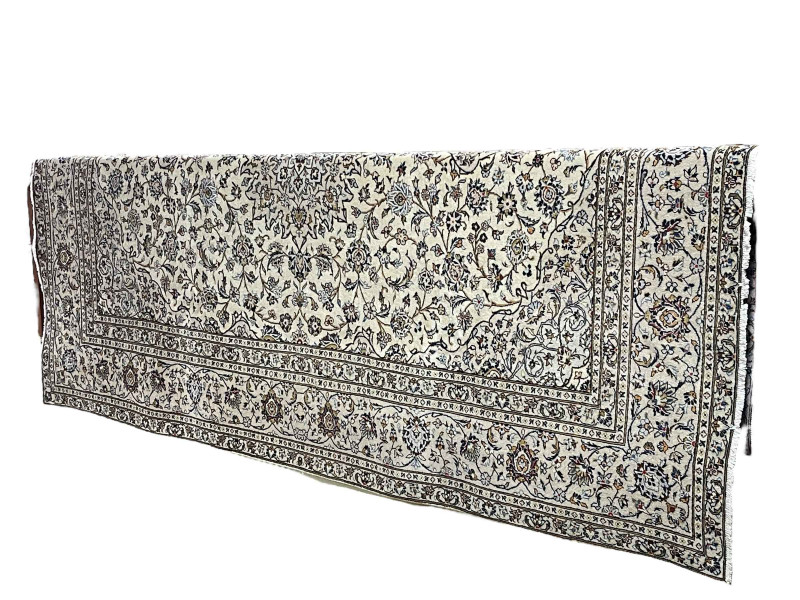 Fine hand knotted Persian Keshan carpet 3.43 by 2.30.