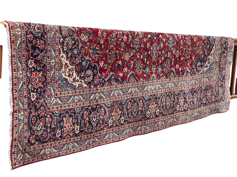 Fine hand knotted Persian Keshan carpet 4.00 by 3.00.