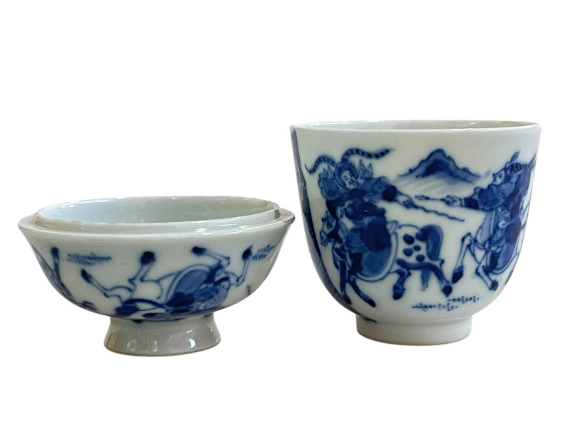Small Chinese blue and white cup with lid decorated with soldiers on horseback, four character mark to base, 8cm.
