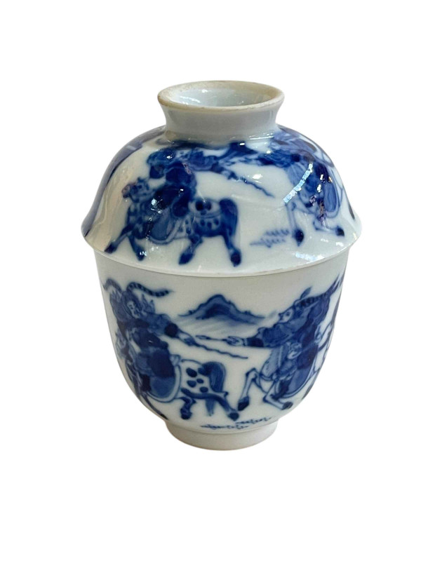Small Chinese blue and white cup with lid decorated with soldiers on horseback, four character mark to base, 8cm.