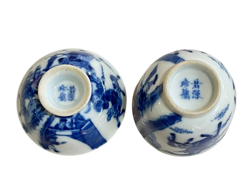 Small Chinese blue and white cup with lid decorated with soldiers on horseback, four character mark to base, 8cm.