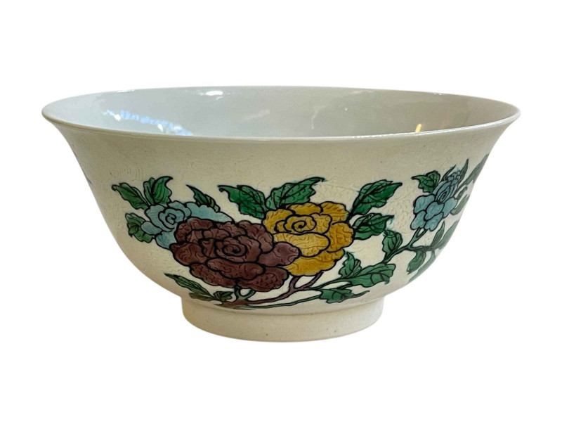 Famille verté floral decorated Sancai bowl with Kangxi mark, 15cm diameter.