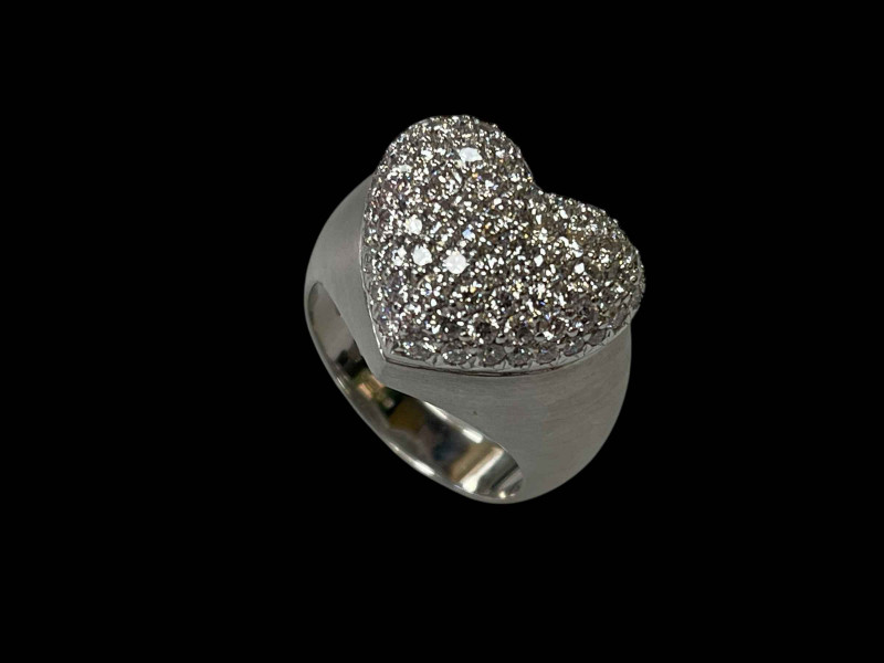 18 carat white gold heart shaped diamond pavé ring, size M.