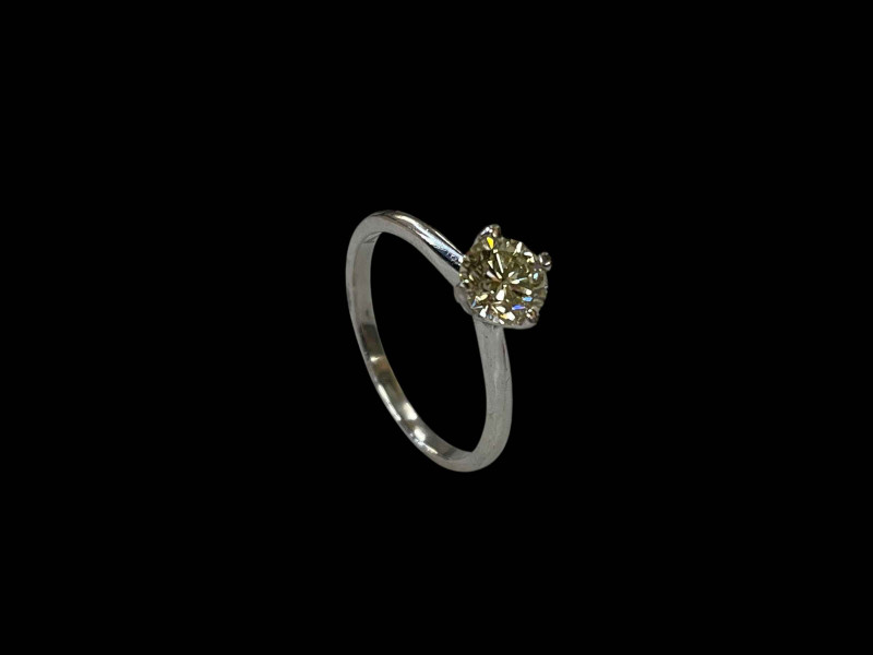 Diamond claw set solitaire ring set in 18 carat white gold, the round cut diamond 0.80 carats, size M.