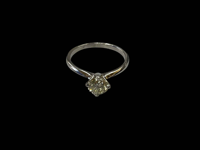 Diamond claw set solitaire ring set in 18 carat white gold, the round cut diamond 0.80 carats, size M.