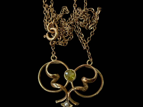 Gold peridot and pearl pendant with chain necklace.