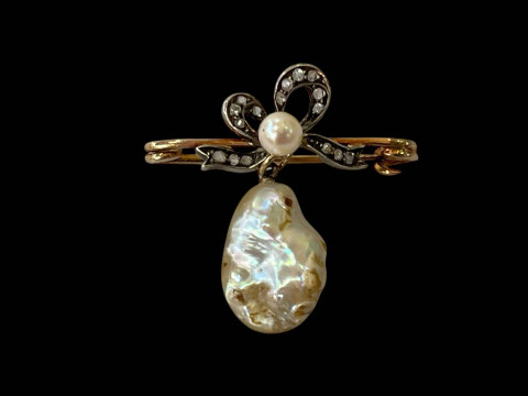 Diamond and baroque pearl gold bar brooch, pearl approximately 18mm by...
