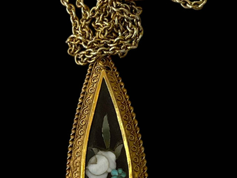 Gold mounted pietra dura pendant, 4.5cm length, with chain.