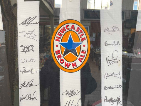 Framed and signed Newcastle United 1995/96 Season home shirt with signatures including John Hall, Alan Shearer, Peter Beardsley, Lee Clark, Kevin Keegan and Terry McDermott. thumbnail