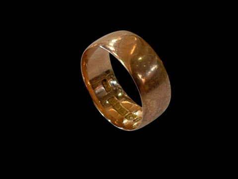 9 carat gold wedding band, size M/N.