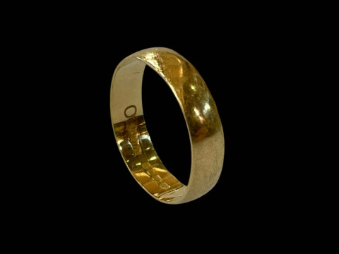 18 carat gold wedding band, size M.
