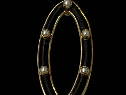 15 carat gold pendant with black line and seed pearls, 3.25cm length.